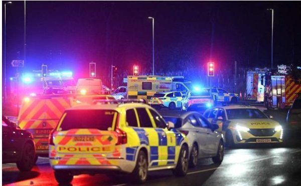 策略资本 英国一列火车上发生严重持刀伤人事件，造成10人受伤，其中9人危及生命